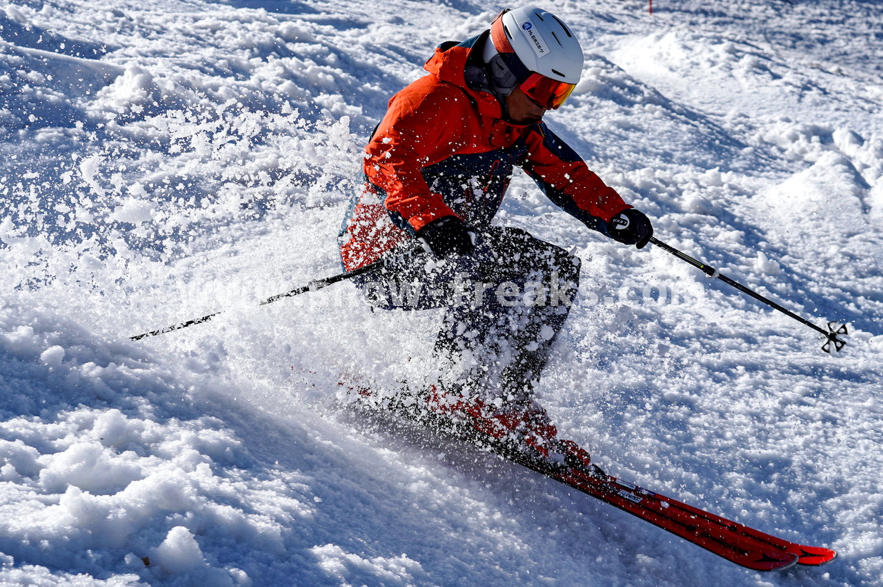 札幌国際スキー場 Mt.石井スポーツ ISHII SKI ACADEMY 校長・斉藤人之さんによる『斉藤塾』開講。本日のテーマは、「春雪！コブからスキーのたわみを楽しむ！！」(^^)v